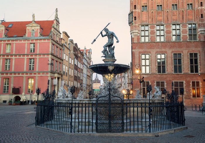 Статую Нептуна з тризубом прикрашає фонтан в Гданську