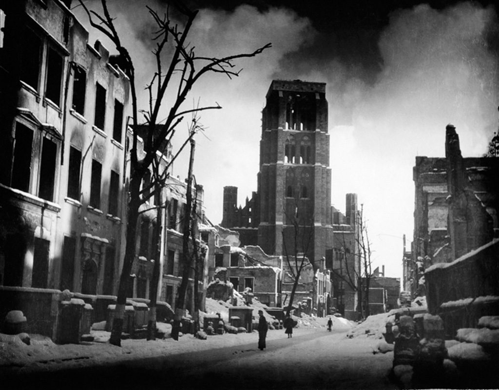 Вулиця Piwna та Базиліка Внебовзяття Пресвятої Діви Марії в руїнах після Другої Світової війни. 1945