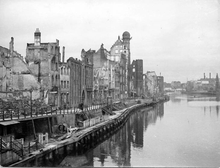 Зруйноване місто після війни